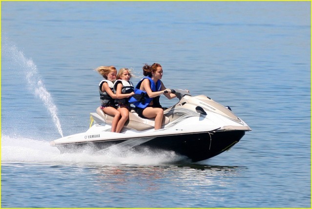 1zc2vev - Miley and Noah Cyrus Jet Ski Sisters