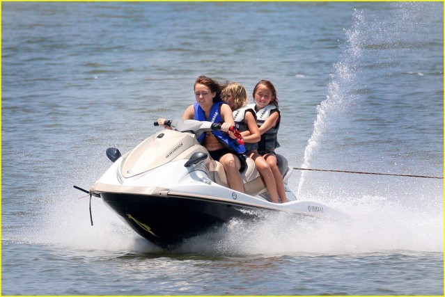 15p25qp - Miley and Noah Cyrus Jet Ski Sisters