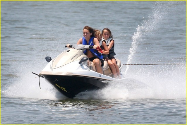 sm3s5h - Miley and Noah Cyrus Jet Ski Sisters