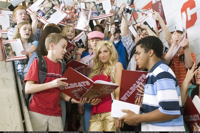 hq012xc4 - HIGH SCHOOL MUSICAL 2 PROMOTIONAL