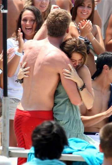 miley-cyrus_COM-thelastsong-filming2009jun29-0059