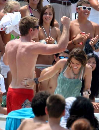 miley-cyrus_COM-thelastsong-filming2009jun29-0060