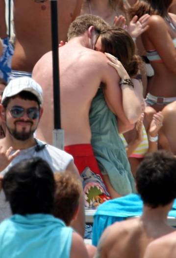 miley-cyrus_COM-thelastsong-filming2009jun29-0061