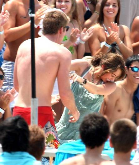 miley-cyrus_COM-thelastsong-filming2009jun29-0062