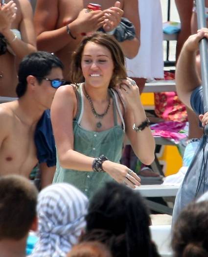 miley-cyrus_COM-thelastsong-filming2009jun29-0063