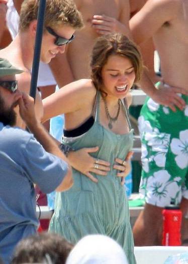 miley-cyrus_COM-thelastsong-filming2009jun29-0064