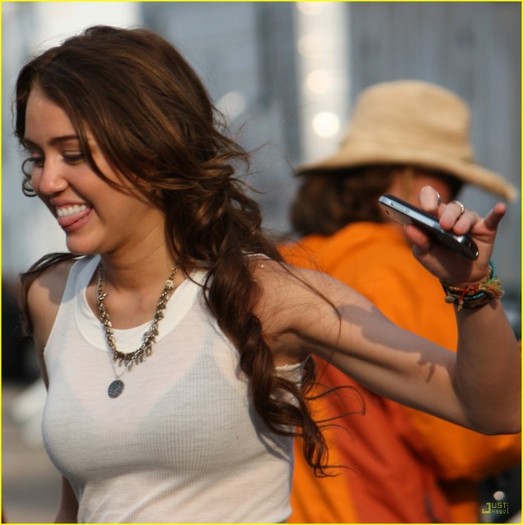 10o1h0w - Miley Cyrus Listens to Lullabies