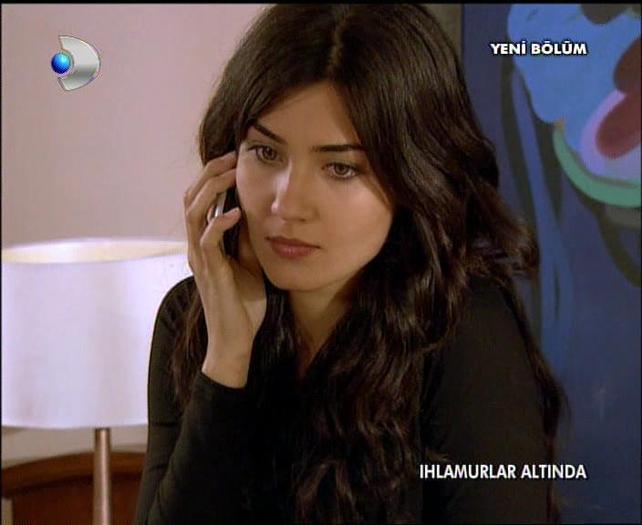 Tuba Buyukustun (4)