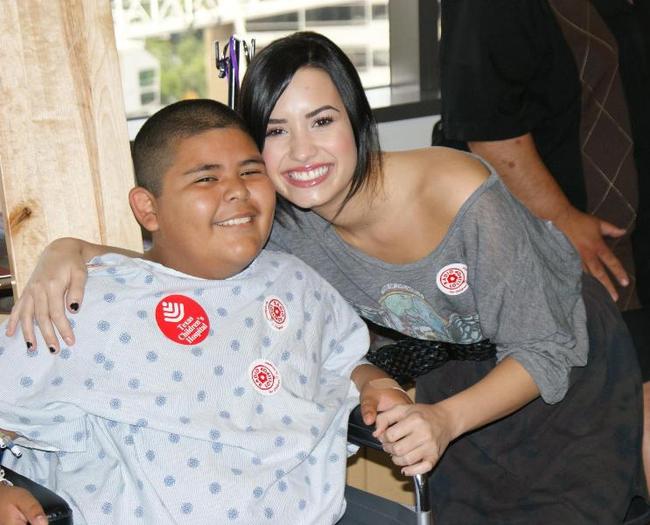 DimplesDemi_2 - Demi Visits Childrens Hospital In Houston