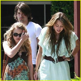 miley-cyrus-emily-osment-church - surprizaaa