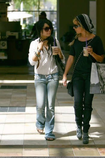 005aw1 - Shopping with Ashley Tisdale at Valencia
