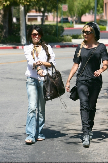 008qg6 - Shopping with Ashley Tisdale at Valencia