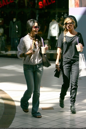 012oz3 - Shopping with Ashley Tisdale at Valencia