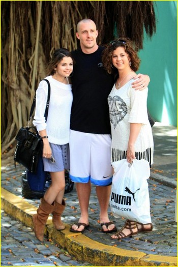 2cly4y - Selena Gomez San Juan Sightseeing