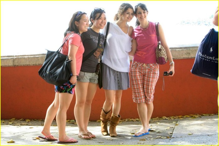 2m7g6c4 - Selena Gomez San Juan Sightseeing