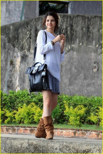 16adz48 - Selena Gomez San Juan Sightseeing