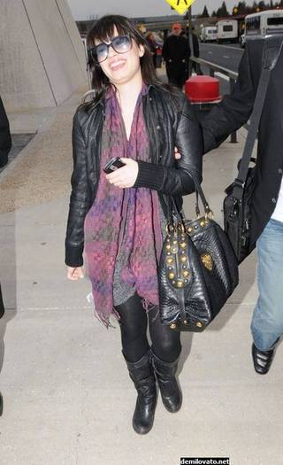 demilovato_net-arrivinginwashingtondc-0002