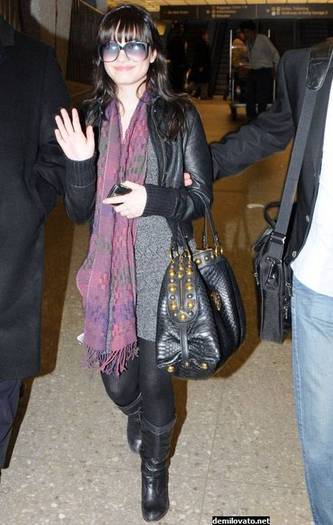 demilovato_net-arrivinginwashingtondc-0005 - Arriving in Washington