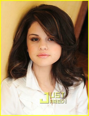 selenagomezsuspendershorhx - Selena Gomez is Beret Beautiful