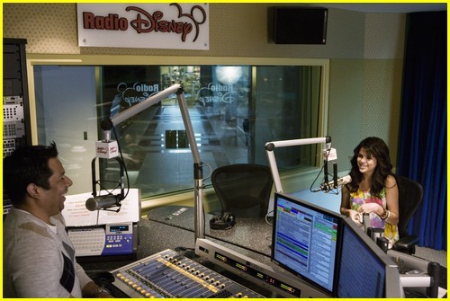 selena-gomez-radio-disney-05