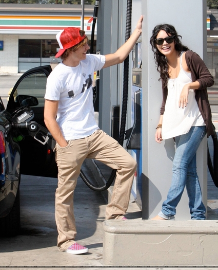 28148211tp9 - At the gass station with Zac Efron September 29