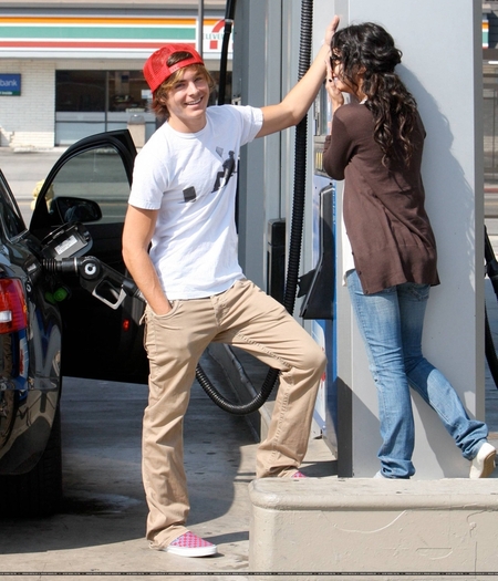 88666925ig7 - At the gass station with Zac Efron September 29