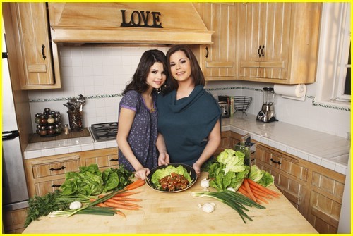 selena-gomez-mom-happiness-07