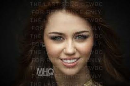 Ce bine a iesit Miley in poza asta si zambetul ..:X