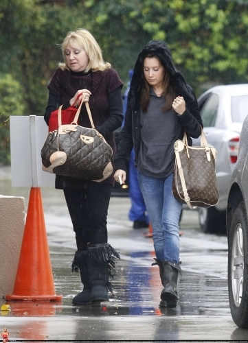 25ouicg - Ashley and her mom Lisa takes a lunch at Marmalade Cafe February 16