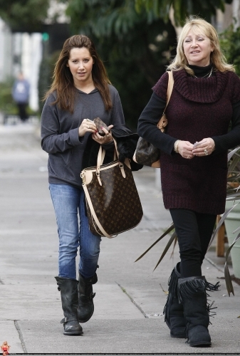 dw7woi - Ashley and her mom Lisa takes a lunch at Marmalade Cafe February 16