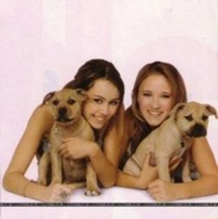 Miley Cyrus anda Emily Osment si CATEII - poze miley cyrus rare