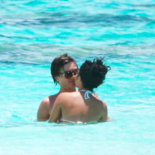 111kj4 - Vacation with Zac Efron in Turks and Caicos