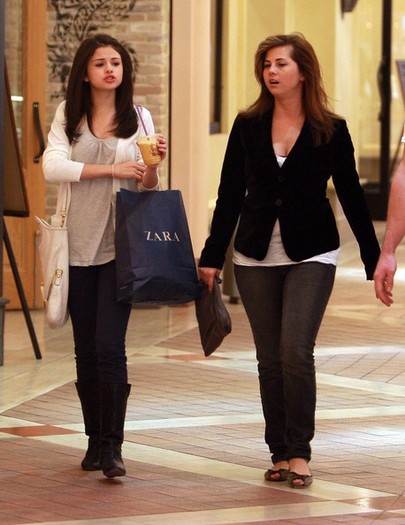 Selena Gomez Out Shopping Toluca Lake 7GZUKVC1lIGl - Selena Gomez and Taylor Lautner New Couple