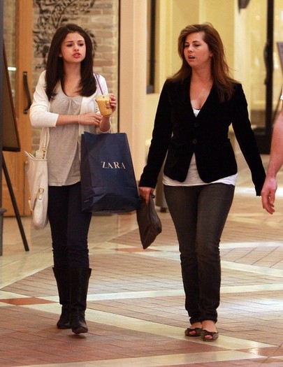 Selena Gomez Out Shopping Toluca Lake 7GZUKVC1lIGl