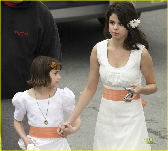 2qscsvk - Selena Gomez White Dress Wonderful