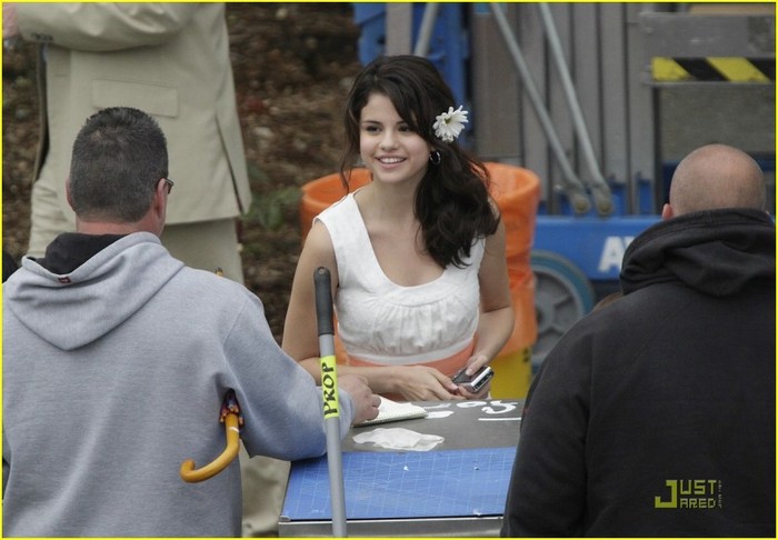 2rr2lht - Selena Gomez White Dress Wonderful