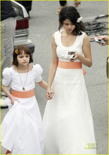 10x6d87 - Selena Gomez White Dress Wonderful