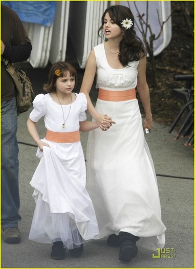 282p8cw - Selena Gomez White Dress Wonderful