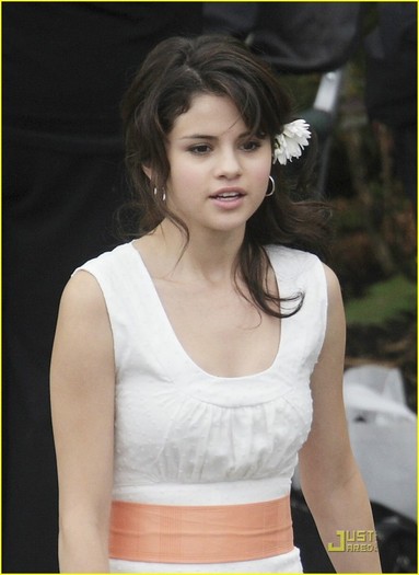 spc08k - Selena Gomez White Dress Wonderful