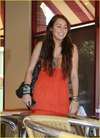 261oqid - Miley Cyrus Shopping Spree Sunday