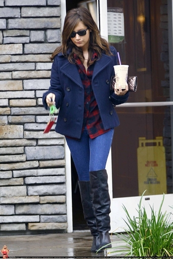 k39kye - Ashley leaving Coffee Bean and heading to the studio March 4