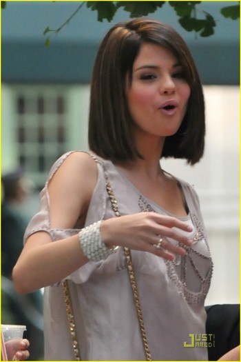 4h8p47 - Selena Gomez is a Prom Princess