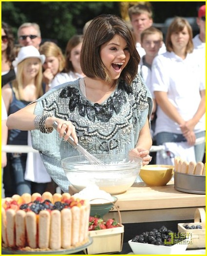 selena-gomez-cheesecake-crazy-05