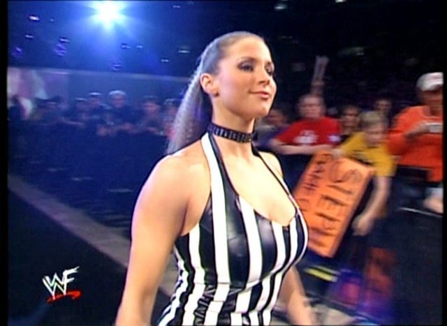 Alo,aici Stephanie McMahon!