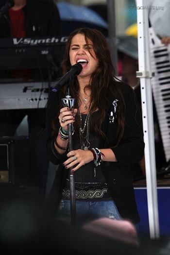 gallery_main-miley-cryus-today-show-08282009-06