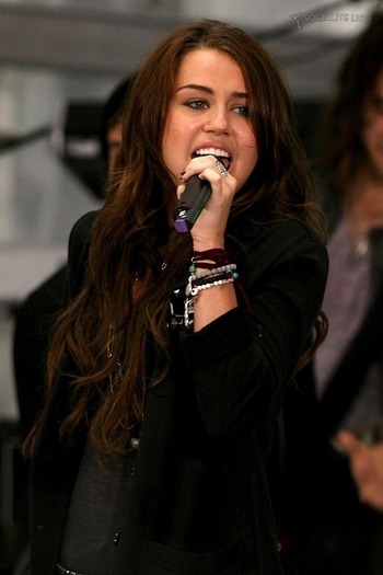 gallery_main-miley-cryus-today-show-08282009-29 - Miley Cyrus Takes On Today