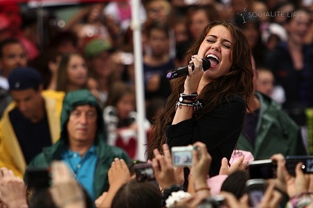 post_image-miley-cryus-today-show-08282009-08 - Miley Cyrus Takes On Today