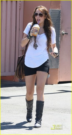 t5hy7r - Miley Cyrus Cools Down With Coffee Bean