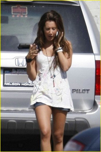 10f2r86 - Ashley Tisdale is Coffee Bean Cute