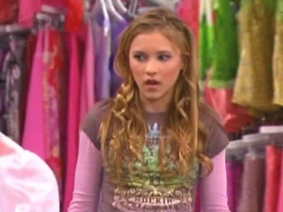 1-07-It-s-A-Manequin-s-World-hannah-montana-3167572-576-432[1]